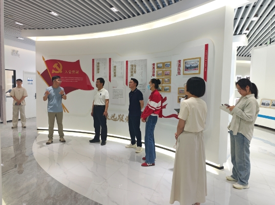 中原区金融办王主任、发改委张主任一行莅临我司调研指导